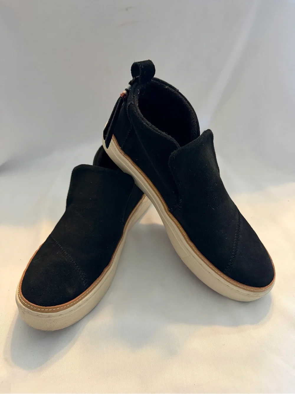 Tom’s Women’s black suede slip on sneakers 8.5